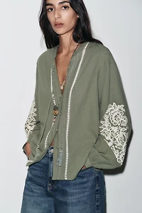 CONTRAST EMBROIDERY BLOUSE
