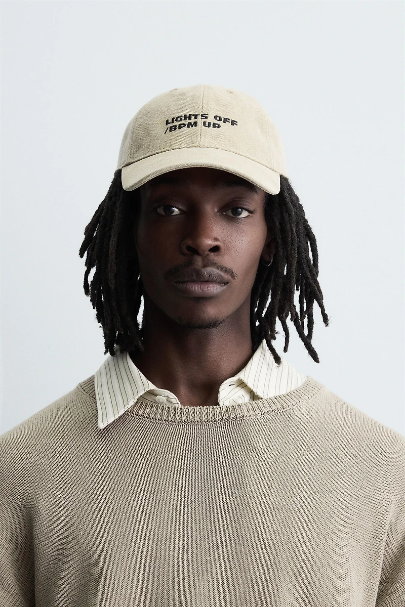 CONTRAST EMBROIDERY CAP