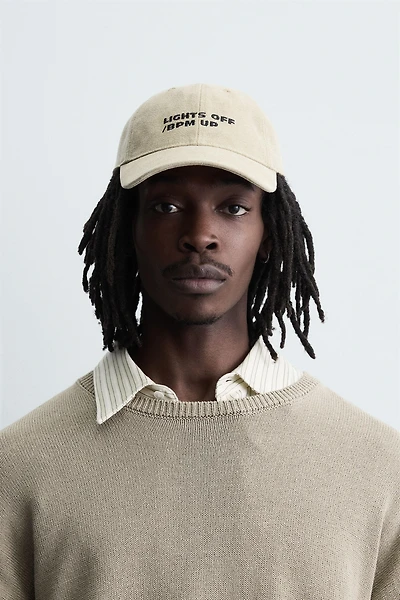 CONTRAST EMBROIDERY CAP