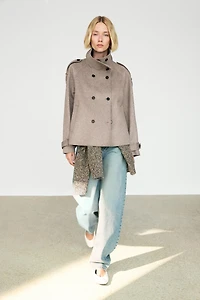 Trench court détails boutonnés