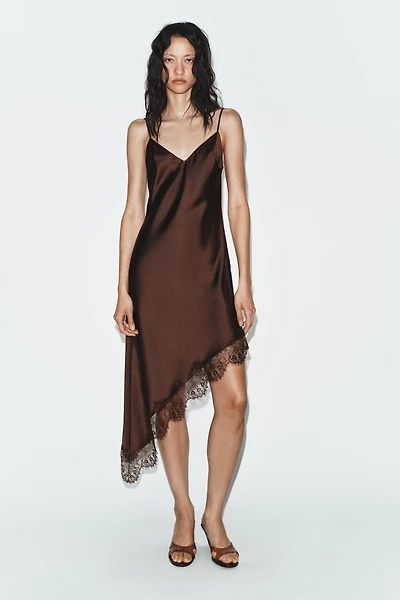 ROBE SATINÉE EN DENTELLE