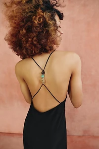 ROBE MI-LONGUE À BRETELLES ET PIERRES