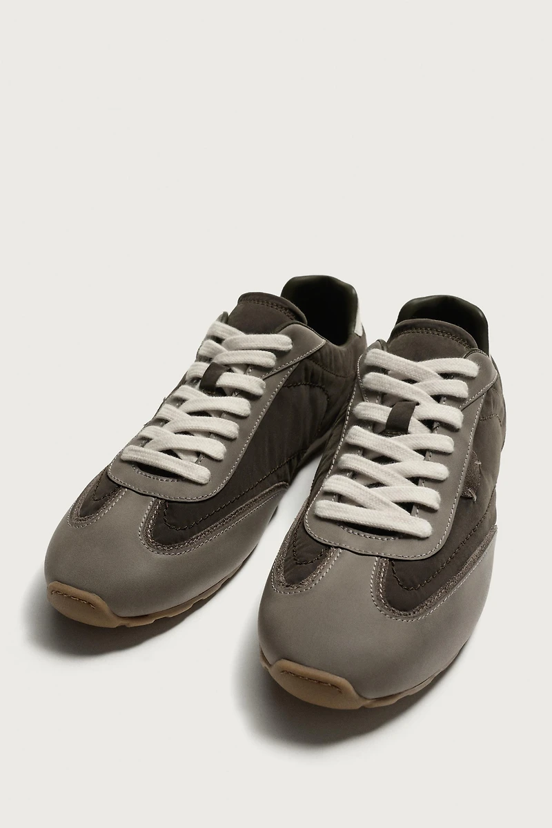 RETRO-STYLE SNEAKERS