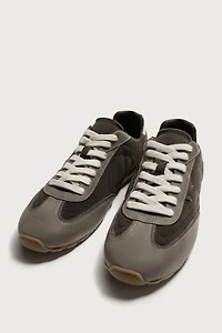 RETRO-STYLE SNEAKERS
