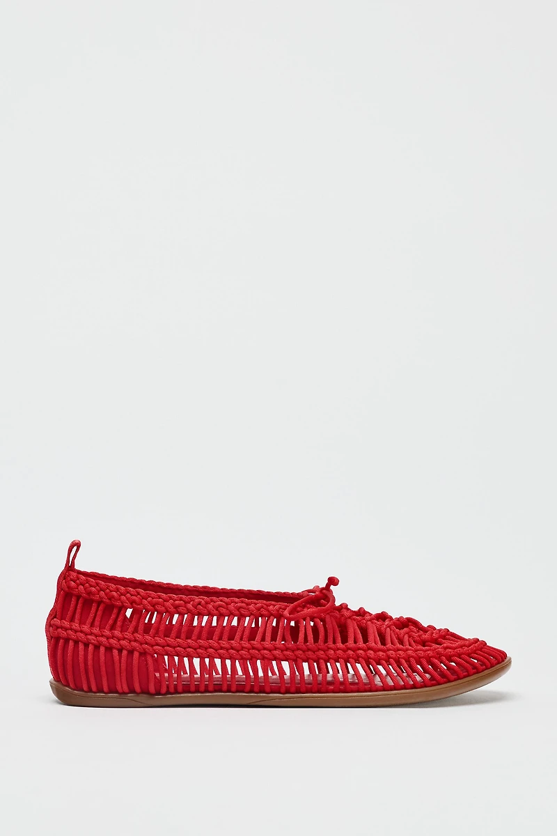 CHAUSSURES TRESSÉES À CORDONS