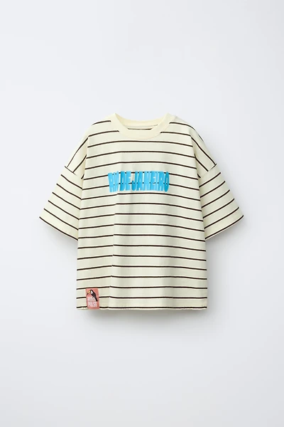 T-SHIRT À RAYURES ET INSCRIPTION