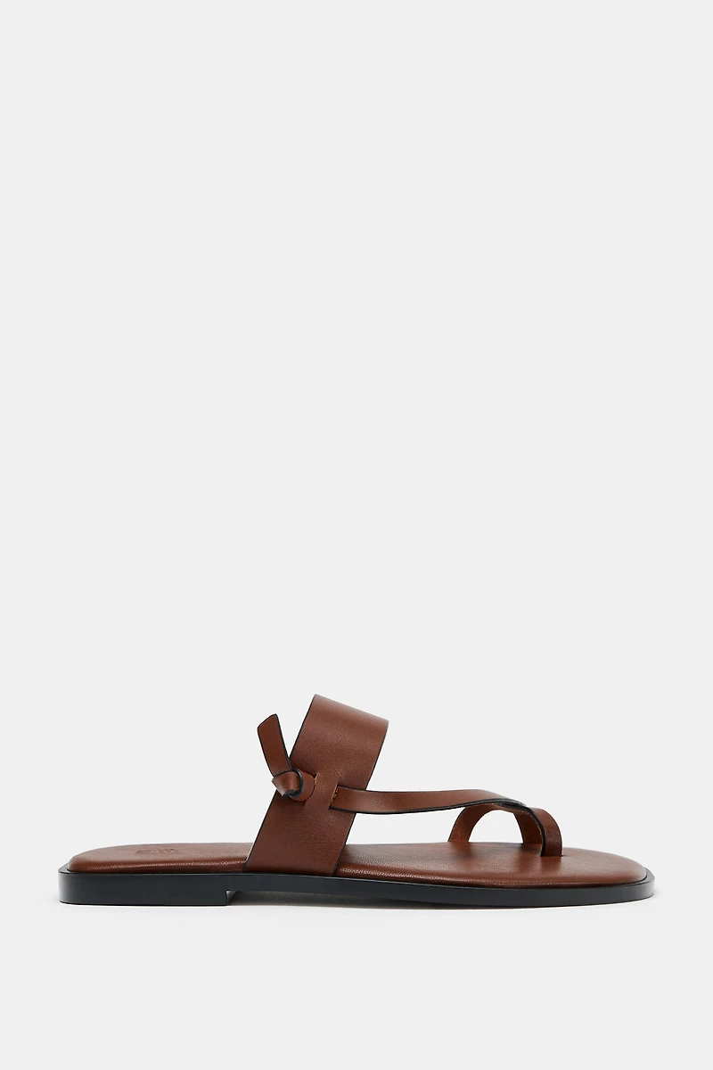 FLAT LEATHER STRAPPY SANDALS