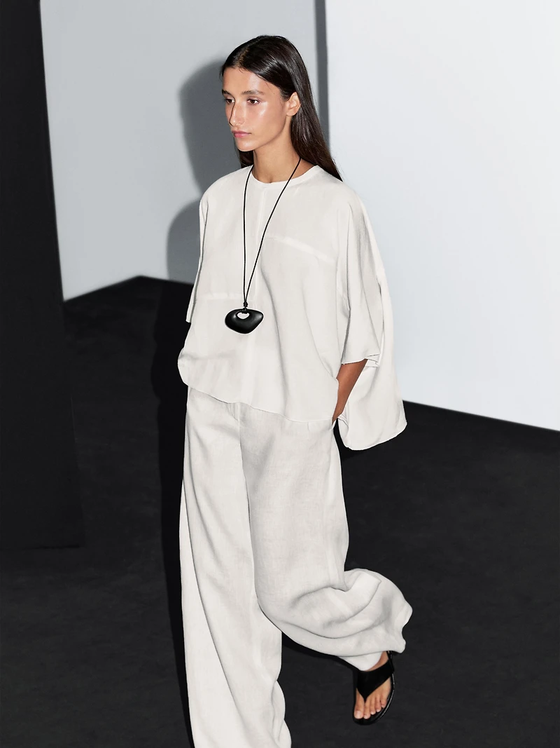 Short cape with seam details