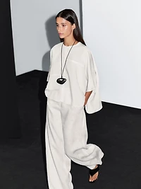 Short cape with seam details