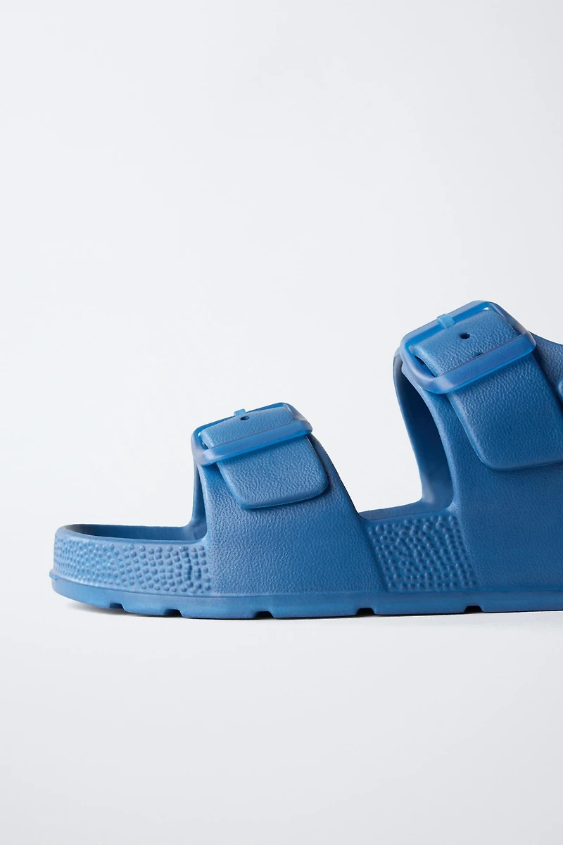 RUBBERIZED BUCKLED SANDALS
