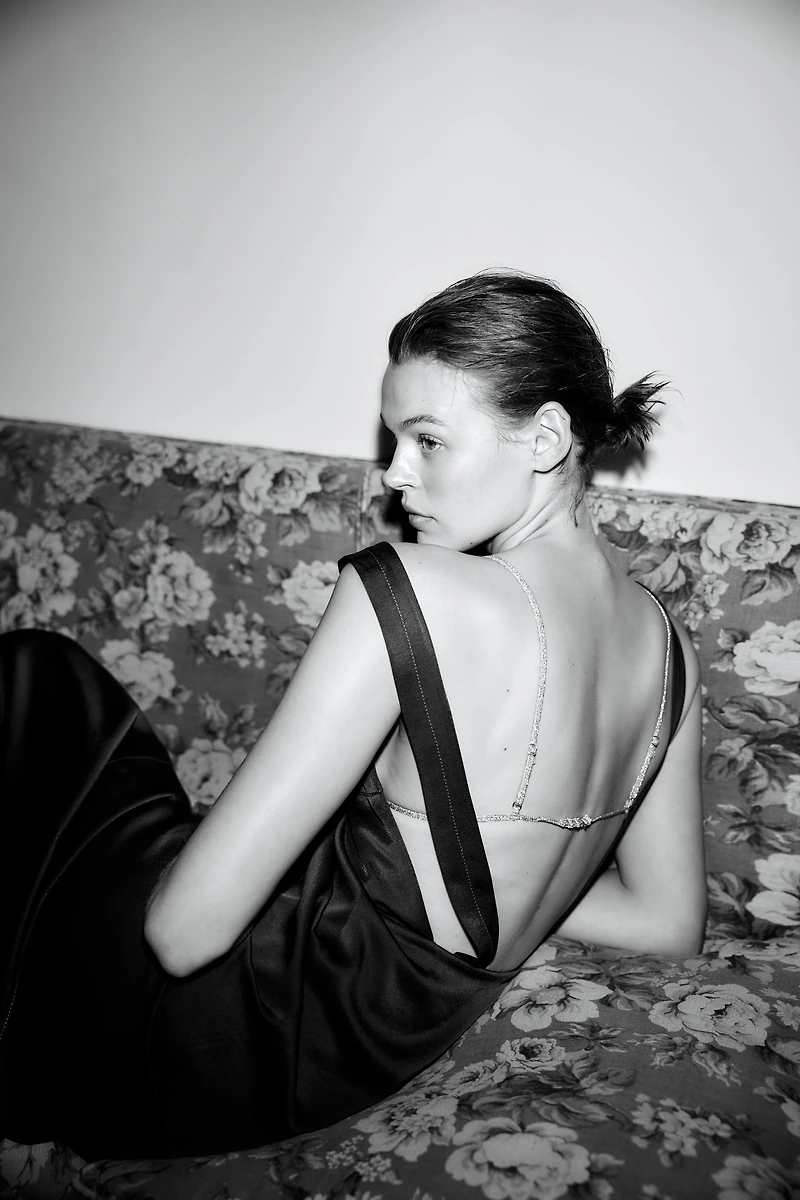 ROBE SATINÉE COUTURES CONTRASTANTES