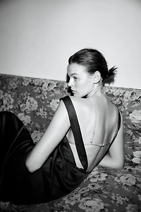 ROBE SATINÉE COUTURES CONTRASTANTES