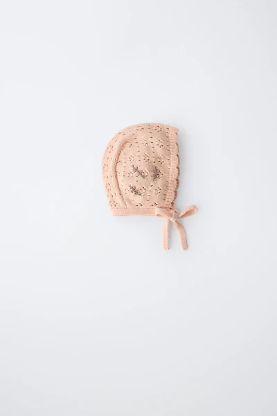 BONNET AJOURÉ À FLEURS BRODÉES