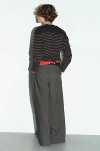 PANTALON À PINCES ET RABATS
