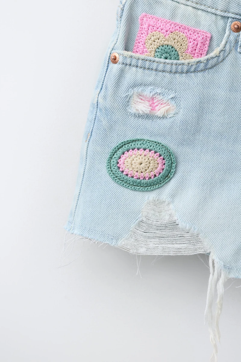 SHORT EN JEAN AVEC PIÈCES AU CROCHET