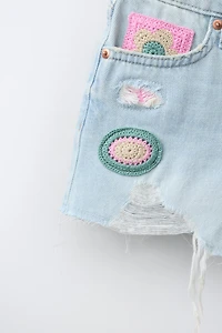 SHORT EN JEAN AVEC PIÈCES AU CROCHET