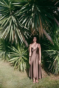 ROBE MIDI SATINÉE À FRONCES