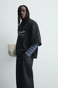POLO STRUCTURÉ AVEC TEXTE BRODÉ