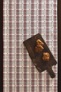 DYED THREAD CHRISTMAS HEART TABLE RUNNER