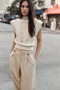 TOP EN MAILLE AVEC ÉPAULES MARQUÉES