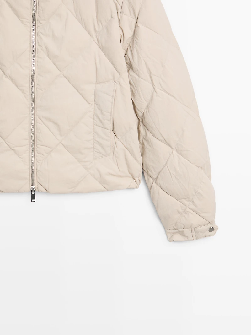 Short water-repellent down jacket