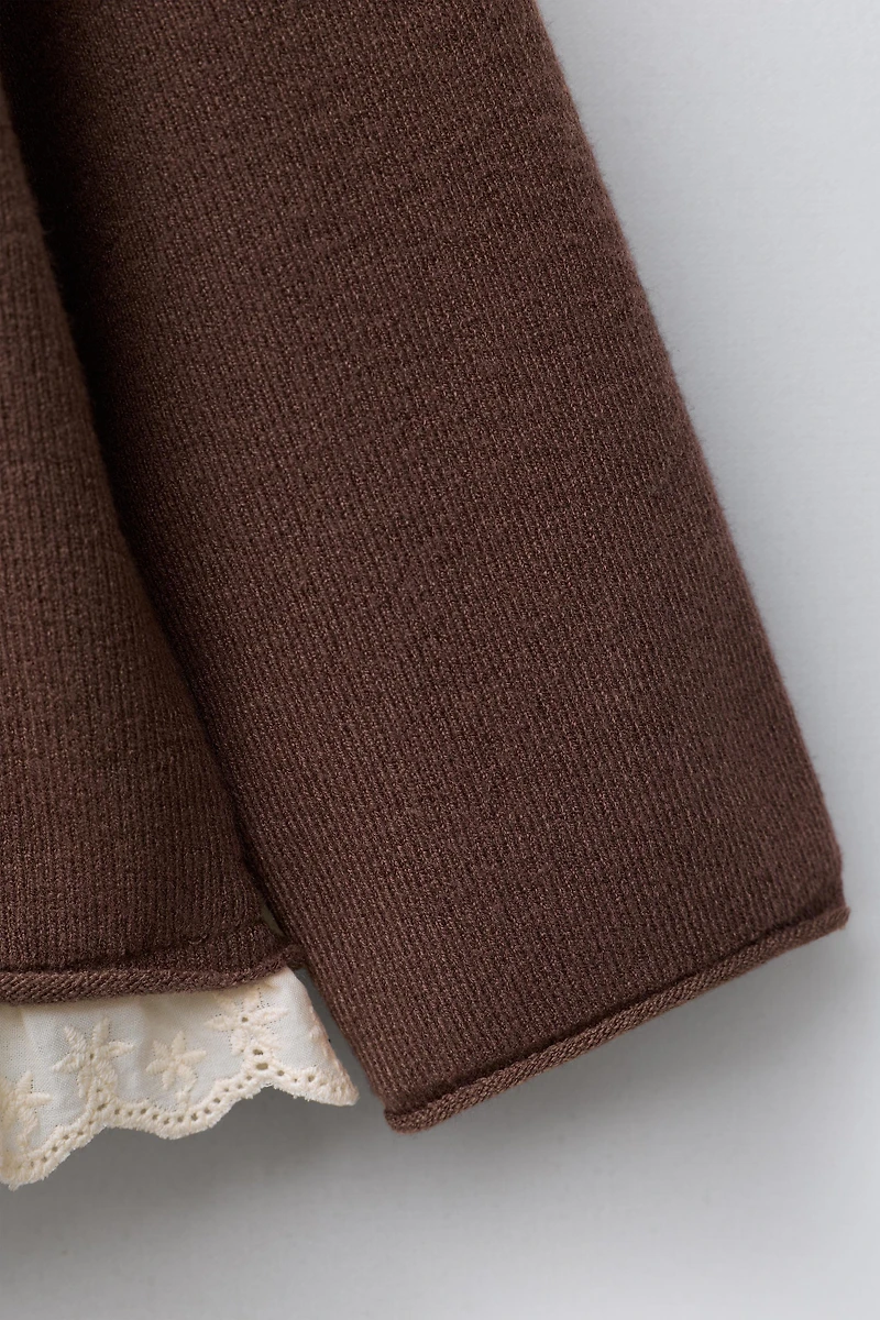 PULL EN MAILLE AVEC BRODERIES DENTELLE