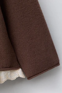 PULL EN MAILLE AVEC BRODERIES DENTELLE