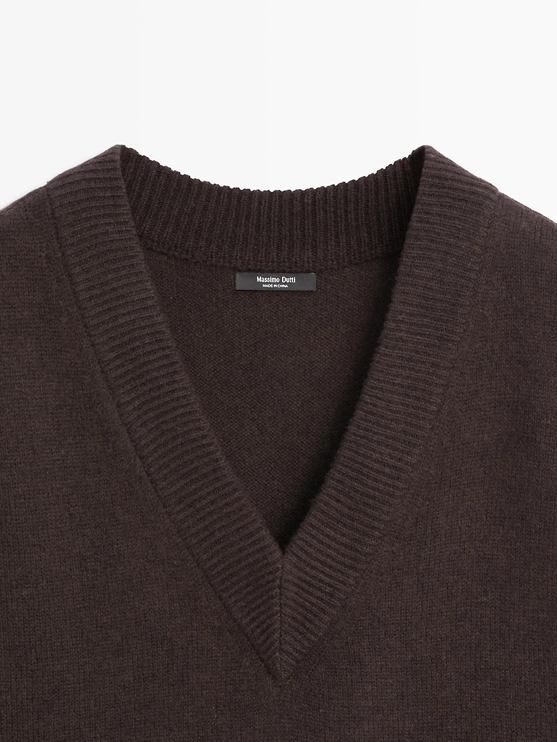 V-neck bib with tie details