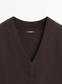 V-neck bib with tie details