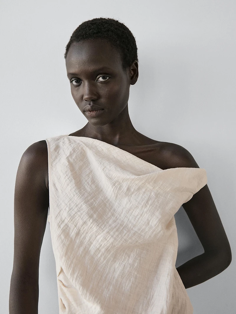 Asymmetric top with knot detail