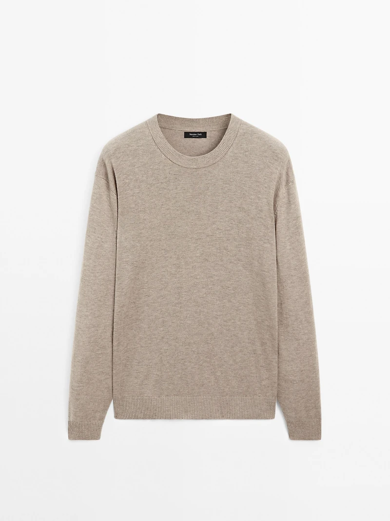 Crew neck knit sweater