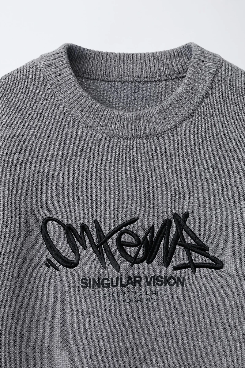 PULL EN MAILLE AVEC GRAFFITI BRODÉ