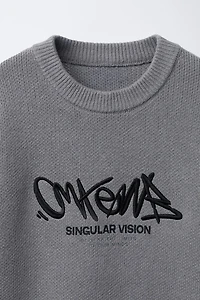 PULL EN MAILLE AVEC GRAFFITI BRODÉ