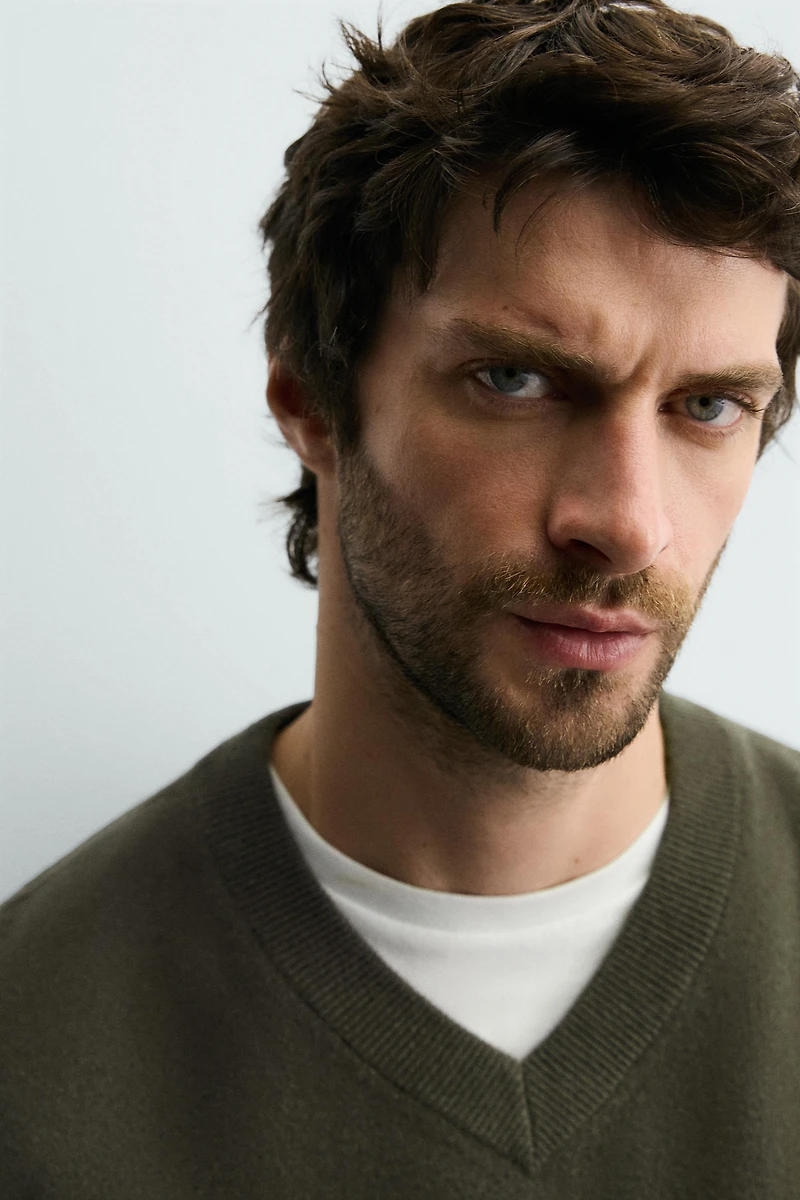 100% WOOL V-NECK JUMPER