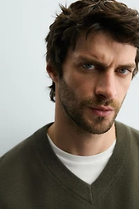 100% WOOL V-NECK JUMPER