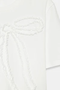 EMBOSSED BOW T-SHIRT