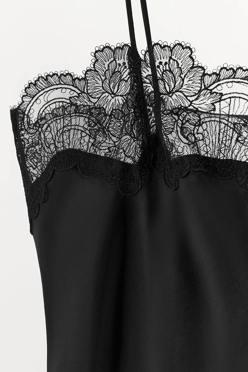 TOP À BRETELLES SATINÉ EN DENTELLE