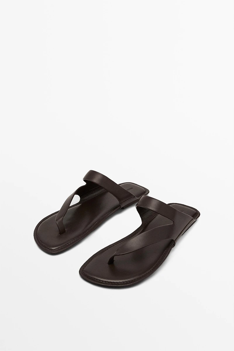 Sandale en cuir asymétrique