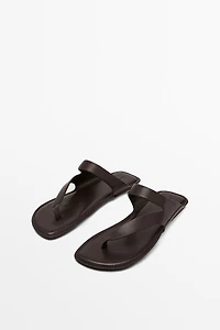 Sandale en cuir asymétrique