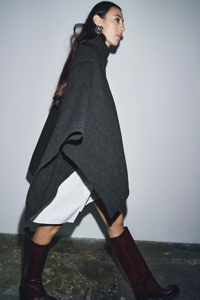 CAPE AVEC LAINE COL ASYMÉTRIQUE