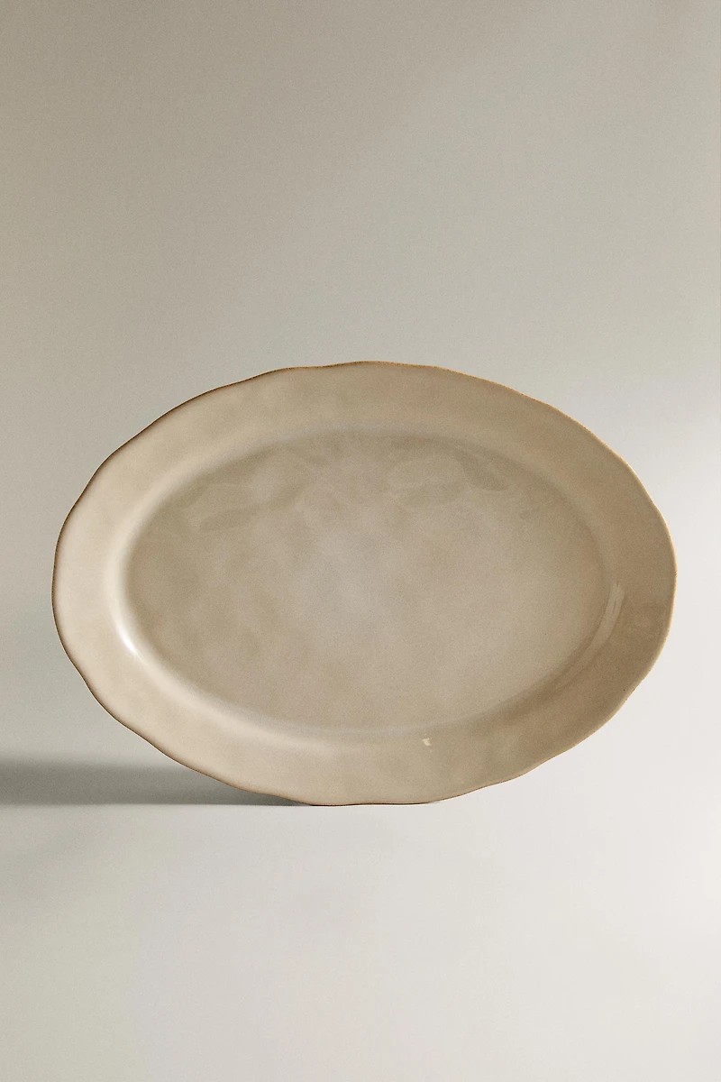 STONEWARE SERVING DISH WITH IRREGULAR EDGE