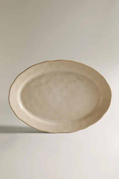 STONEWARE SERVING DISH WITH IRREGULAR EDGE