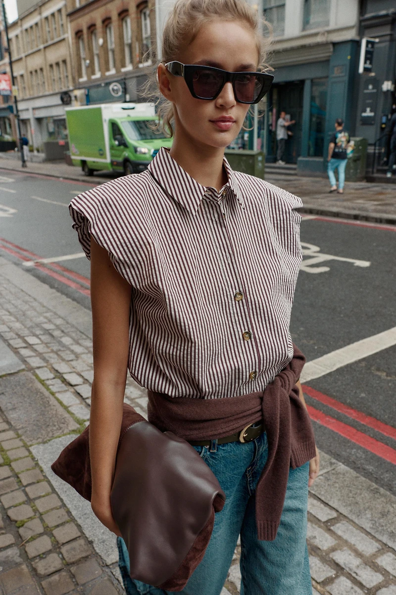 STRIPED SLEEVELESS SHIRT