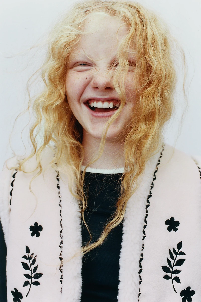 GILET EFFET DAIM BRODERIES MOUTONNÉES