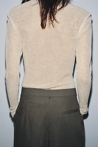 PULL EN MAILLE À COL CHEMINÉE