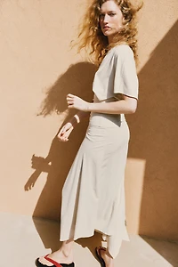 FLOWY V-NECK TOP