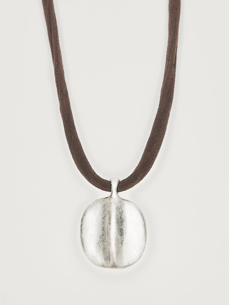 Collier feuille cordon soie