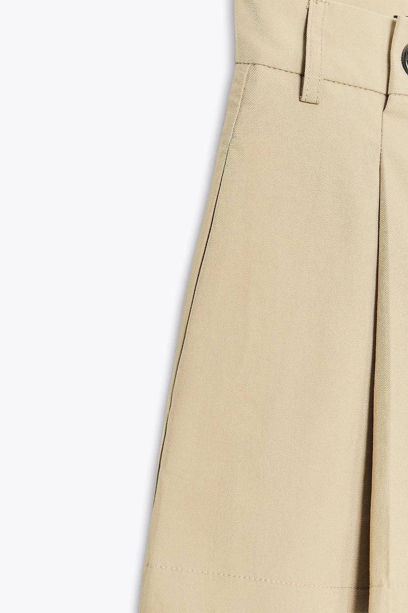 PLEATED SHORTS WITH BUTTONS