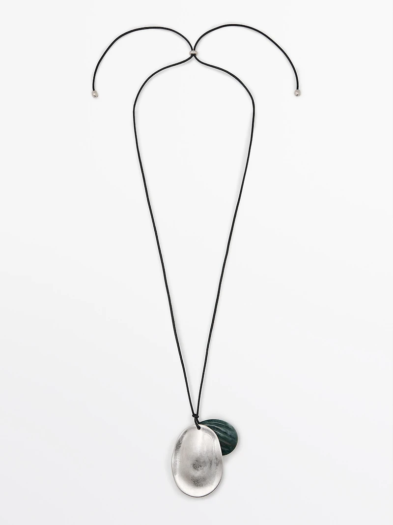 Collier pendentif amande