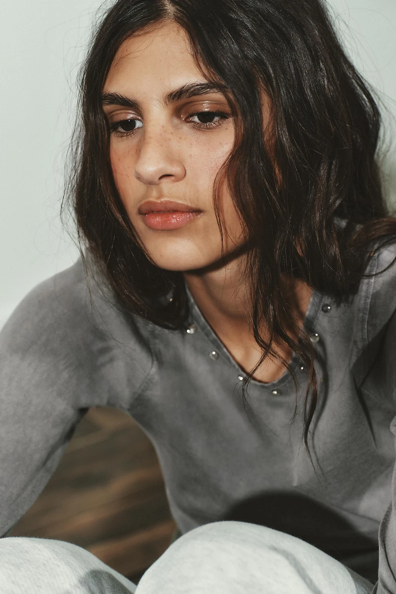 WASHED EFFECT STUDDED T-SHIRT